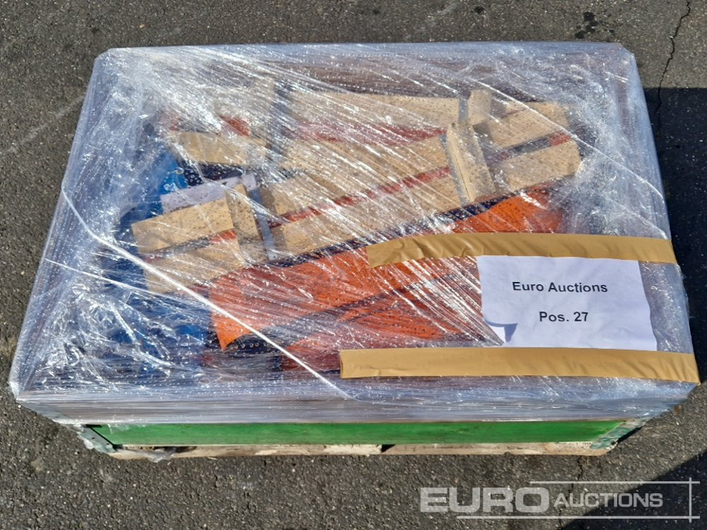 Pallet of Assorted, Bolts, Couplings, Brackets to suit Hitachi, Fuchs - Alkatrész - Kotrógép: 1 kép. Pallet of Assorted, Bolts, Couplings, Brackets to suit Hitachi, Fuchs - Alkatrész - Kotrógép: 1 kép.
