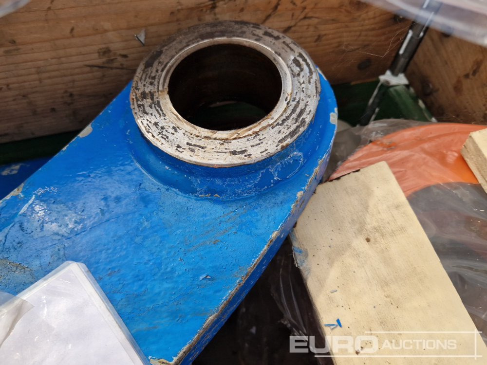 Pallet of Assorted, Bolts, Couplings, Brackets to suit Hitachi, Fuchs - Alkatrész - Kotrógép: 4 kép. Pallet of Assorted, Bolts, Couplings, Brackets to suit Hitachi, Fuchs - Alkatrész - Kotrógép: 4 kép.