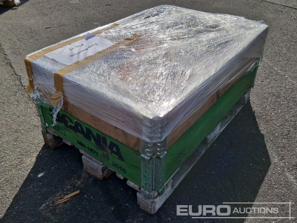 Pallet of Assorted, Bolts, Couplings, Brackets to suit Hitachi, Fuchs - Alkatrész - Kotrógép: 2 kép. Pallet of Assorted, Bolts, Couplings, Brackets to suit Hitachi, Fuchs - Alkatrész - Kotrógép: 2 kép.