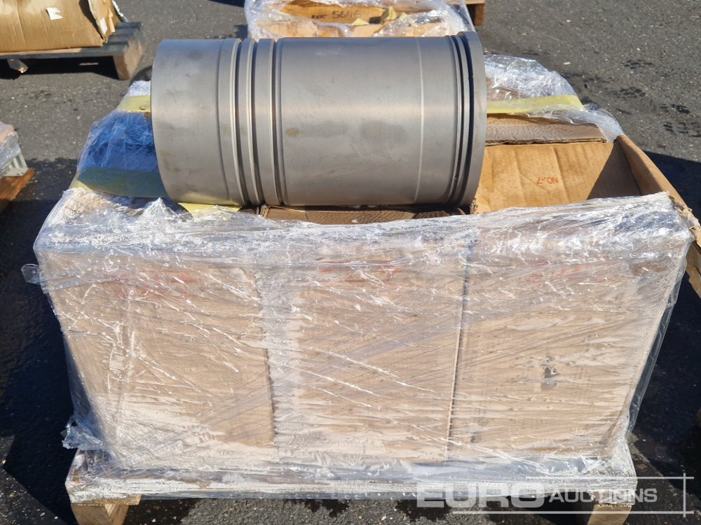 Pallet of Hitachi Cylinder PartNR H3750722700 (6 of) - Alkatrész - Kotrógép: 1 kép. Pallet of Hitachi Cylinder PartNR H3750722700 (6 of) - Alkatrész - Kotrógép: 1 kép.