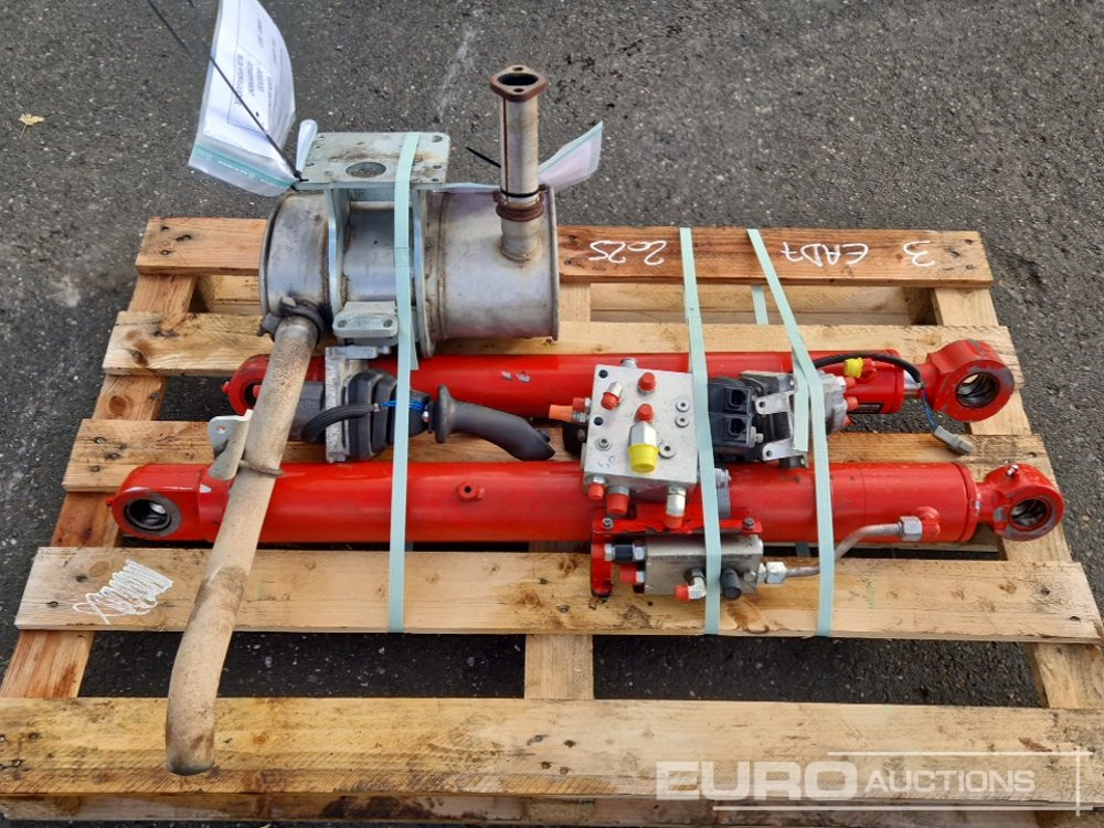 Spare Parts, Cylinder, Joysticks, Hydraulic Parts, Exhaust to suit Volvo ECR50D - Alkatrész - Kotrógép: 1 kép. Spare Parts, Cylinder, Joysticks, Hydraulic Parts, Exhaust to suit Volvo ECR50D - Alkatrész - Kotrógép: 1 kép.