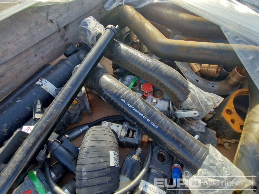 Unused Spare Parts to suit JCB - Alkatrész: 5 kép. Unused Spare Parts to suit JCB - Alkatrész: 5 kép.