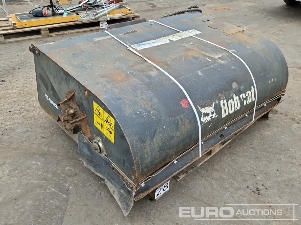 Bobcat Sweeper to suut Skidsteer - Anyagmozgató gép: 4 kép. Bobcat Sweeper to suut Skidsteer - Anyagmozgató gép: 4 kép.