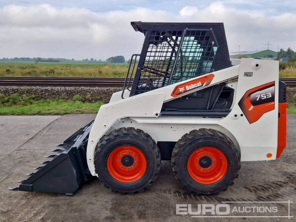 Bobcat 753 - Mini homlokrakodó: 2 kép. Bobcat 753 - Mini homlokrakodó: 2 kép.