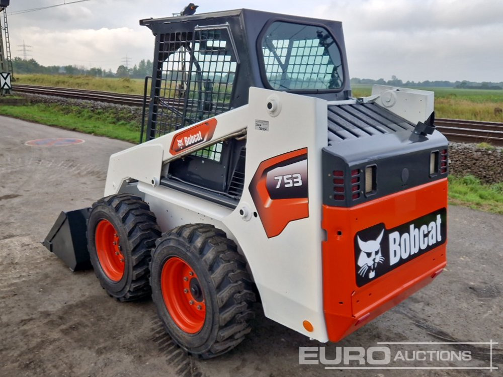 Bobcat 753 - Mini homlokrakodó: 3 kép. Bobcat 753 - Mini homlokrakodó: 3 kép.