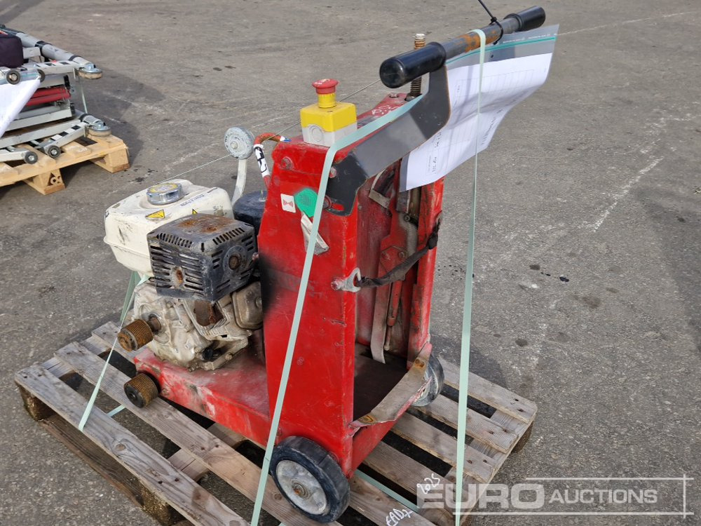 Husqvarna Walk Behind Asphalt Saw - Aszfaltozó gép: 1 kép. Husqvarna Walk Behind Asphalt Saw - Aszfaltozó gép: 1 kép.