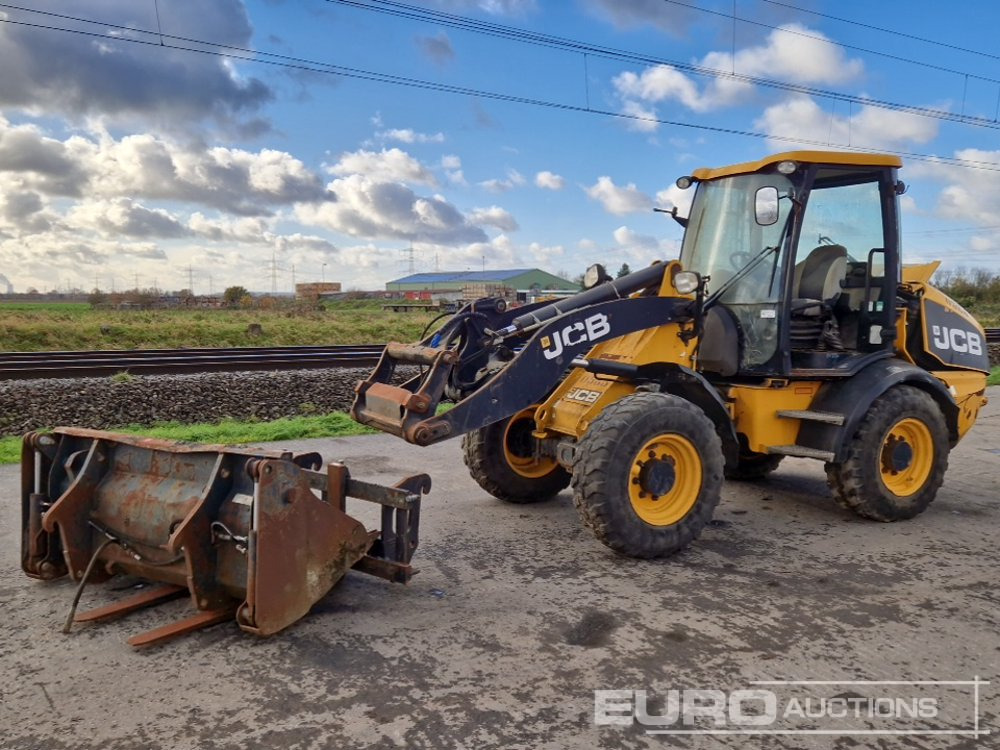 JCB 409B - Gumikerekes homlokrakodó: 1 kép. JCB 409B - Gumikerekes homlokrakodó: 1 kép.