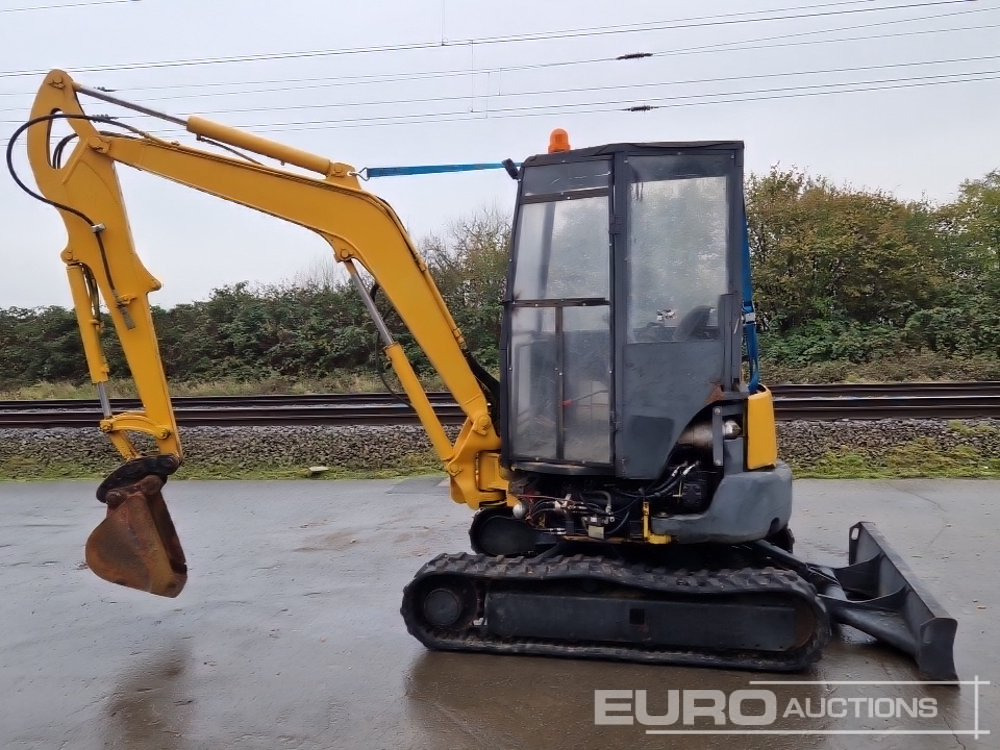 Komatsu PC35 MR-3 - Minikotró: 2 kép. Komatsu PC35 MR-3 - Minikotró: 2 kép.