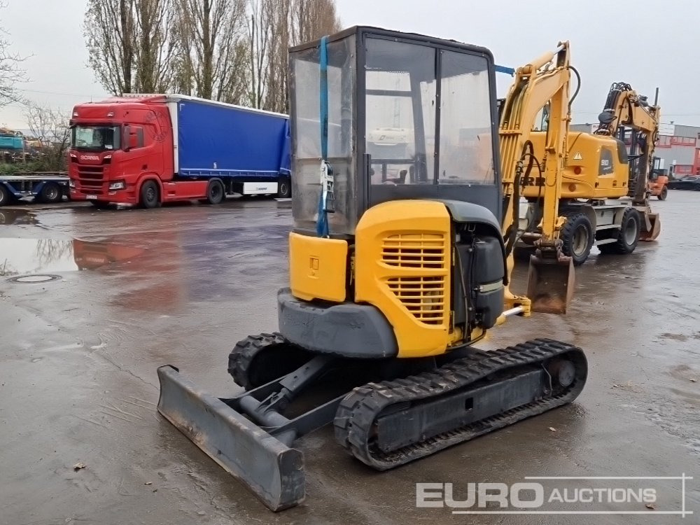 Komatsu PC35 MR-3 - Minikotró: 4 kép. Komatsu PC35 MR-3 - Minikotró: 4 kép.
