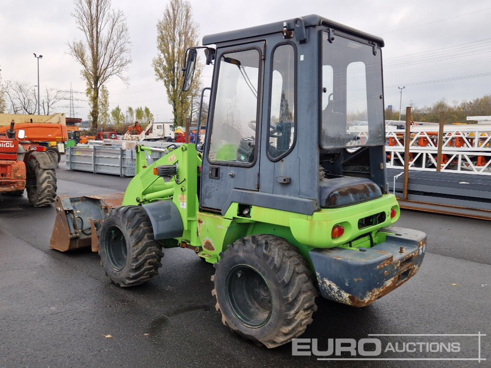 Kubota R520 - Gumikerekes homlokrakodó: 3 kép. Kubota R520 - Gumikerekes homlokrakodó: 3 kép.