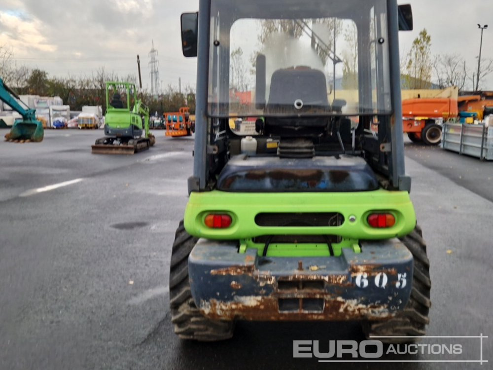 Kubota R520 - Gumikerekes homlokrakodó: 4 kép. Kubota R520 - Gumikerekes homlokrakodó: 4 kép.