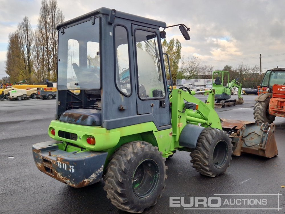Kubota R520 - Gumikerekes homlokrakodó: 5 kép. Kubota R520 - Gumikerekes homlokrakodó: 5 kép.