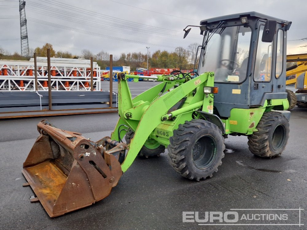 Kubota R520 - Gumikerekes homlokrakodó: 1 kép. Kubota R520 - Gumikerekes homlokrakodó: 1 kép.