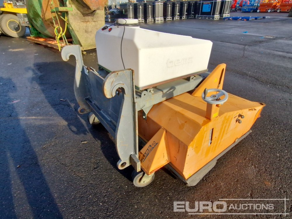Sweeper to suit Wheeled Loader - Mezőgazdasági gépek: 3 kép. Sweeper to suit Wheeled Loader - Mezőgazdasági gépek: 3 kép.