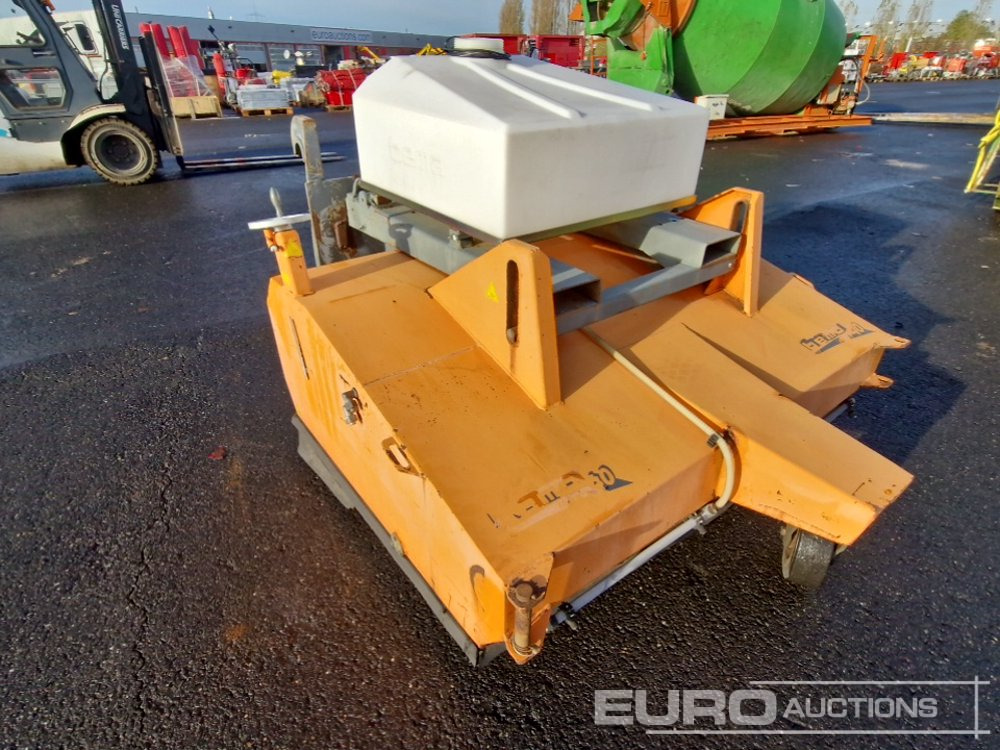 Sweeper to suit Wheeled Loader - Mezőgazdasági gépek: 4 kép. Sweeper to suit Wheeled Loader - Mezőgazdasági gépek: 4 kép.