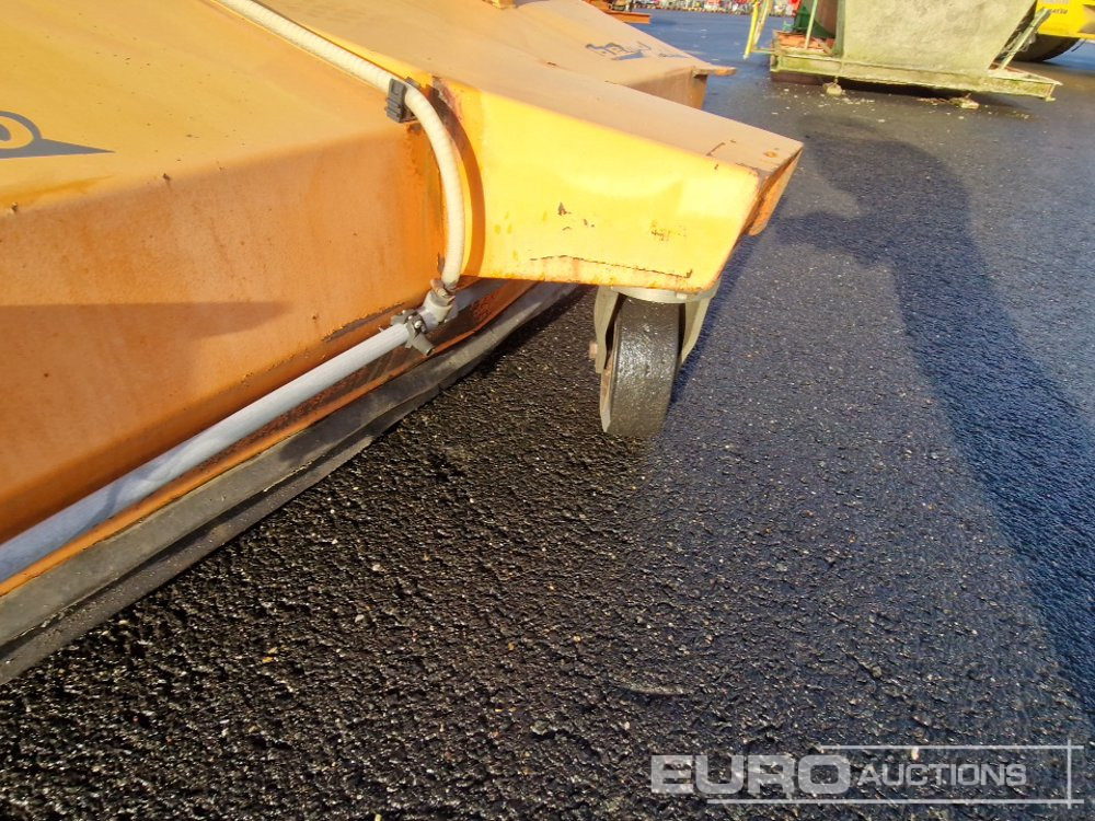 Sweeper to suit Wheeled Loader - Mezőgazdasági gépek: 5 kép. Sweeper to suit Wheeled Loader - Mezőgazdasági gépek: 5 kép.