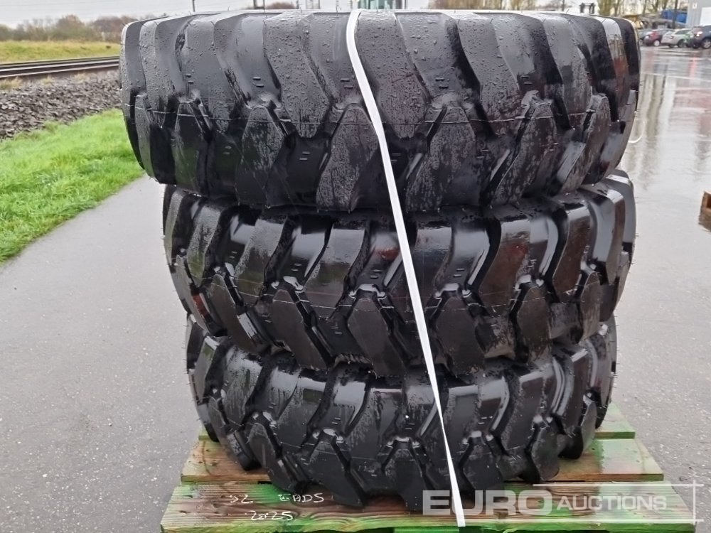 Mitas 15.5-25 Tyres (3 of) - Gumiabroncs: 3 kép. Mitas 15.5-25 Tyres (3 of) - Gumiabroncs: 3 kép.