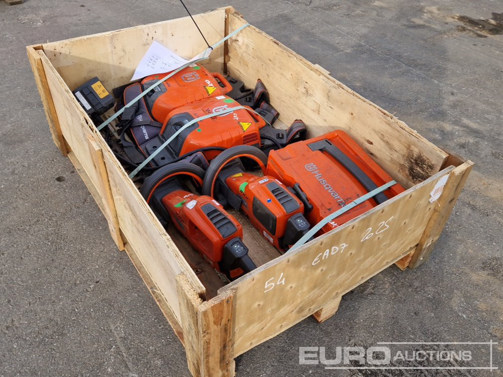 Pallet of Husqvarna Garden Equipment, Hedge Trimmer - Építőipari berendezések: 3 kép. Pallet of Husqvarna Garden Equipment, Hedge Trimmer - Építőipari berendezések: 3 kép.