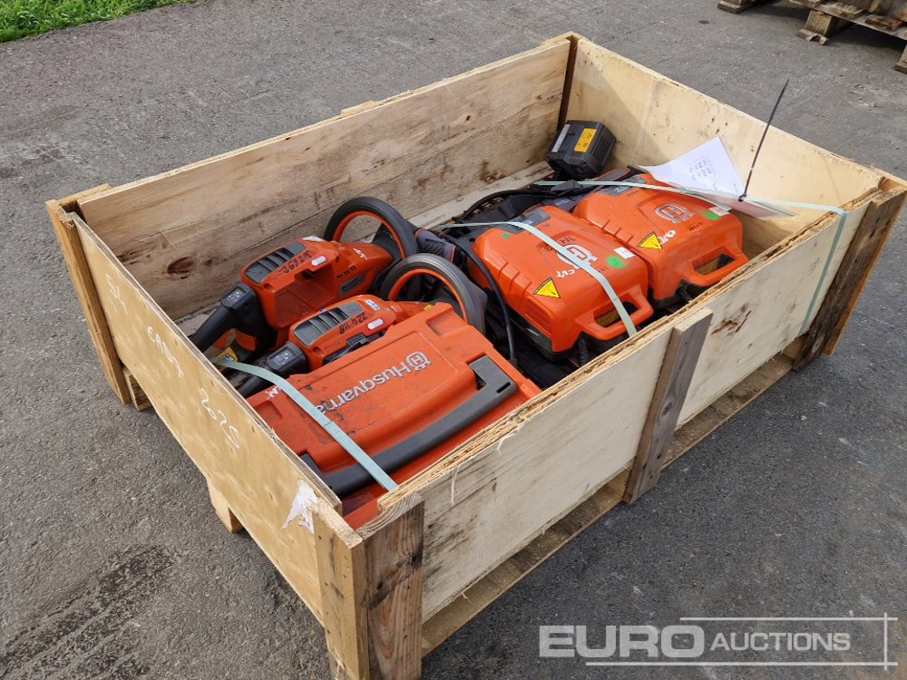 Pallet of Husqvarna Garden Equipment, Hedge Trimmer - Építőipari berendezések: 4 kép. Pallet of Husqvarna Garden Equipment, Hedge Trimmer - Építőipari berendezések: 4 kép.
