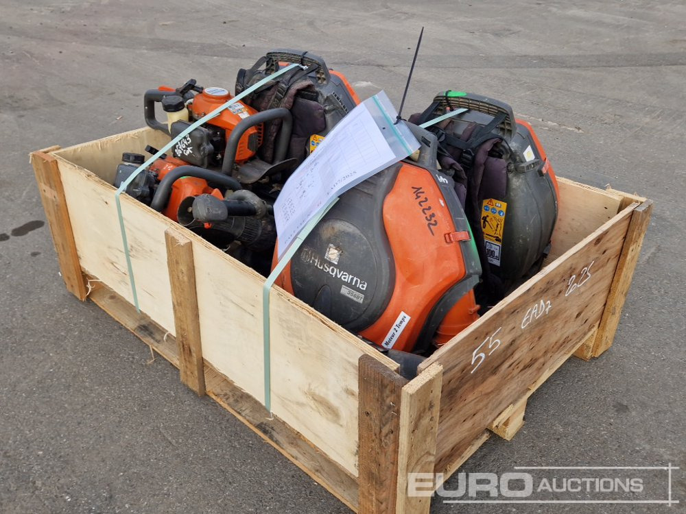 Pallet of Husqvarna Leafblowers, Hedge Trimmers - Építőipari berendezések: 3 kép. Pallet of Husqvarna Leafblowers, Hedge Trimmers - Építőipari berendezések: 3 kép.