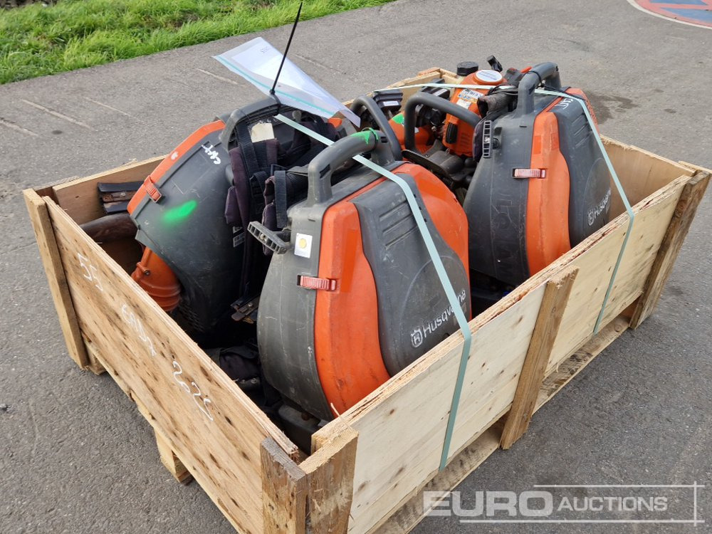Pallet of Husqvarna Leafblowers, Hedge Trimmers - Építőipari berendezések: 4 kép. Pallet of Husqvarna Leafblowers, Hedge Trimmers - Építőipari berendezések: 4 kép.