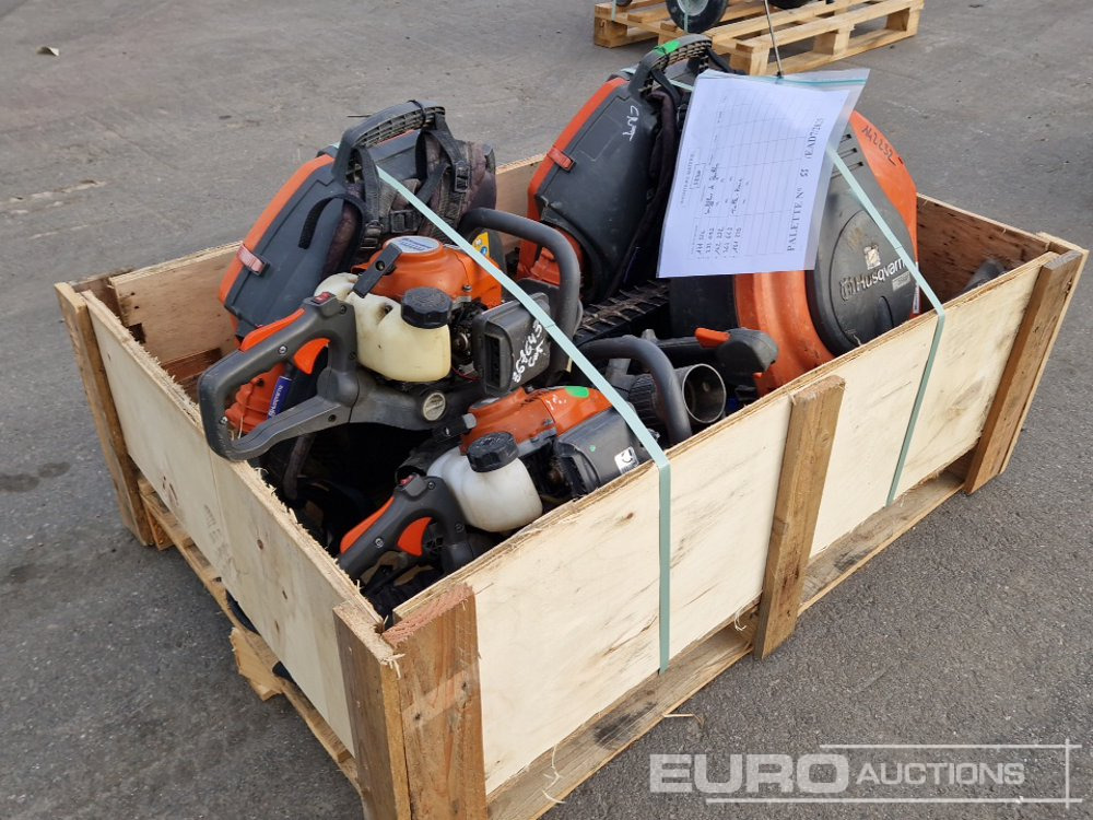Pallet of Husqvarna Leafblowers, Hedge Trimmers - Építőipari berendezések: 2 kép. Pallet of Husqvarna Leafblowers, Hedge Trimmers - Építőipari berendezések: 2 kép.