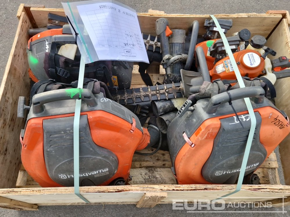 Pallet of Husqvarna Leafblowers, Hedge Trimmers - Építőipari berendezések: 5 kép. Pallet of Husqvarna Leafblowers, Hedge Trimmers - Építőipari berendezések: 5 kép.