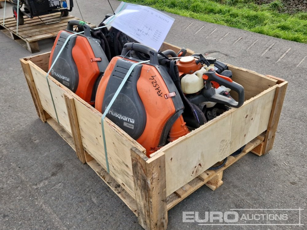 Pallet of Husqvarna Leafblowers, Hedge Trimmers - Építőipari berendezések: 1 kép. Pallet of Husqvarna Leafblowers, Hedge Trimmers - Építőipari berendezések: 1 kép.