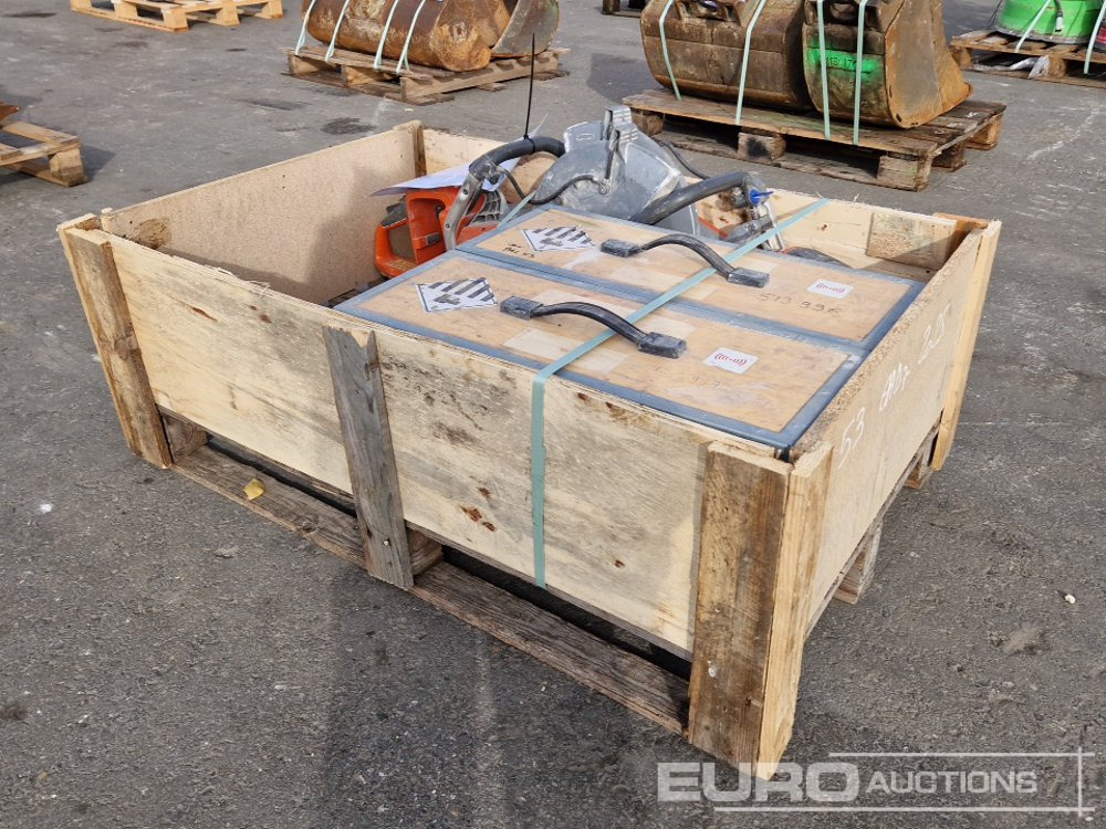 Pallet of Husqvarna Quick Cut Saws, Battery Power Kit - Aszfaltozó gép: 2 kép. Pallet of Husqvarna Quick Cut Saws, Battery Power Kit - Aszfaltozó gép: 2 kép.