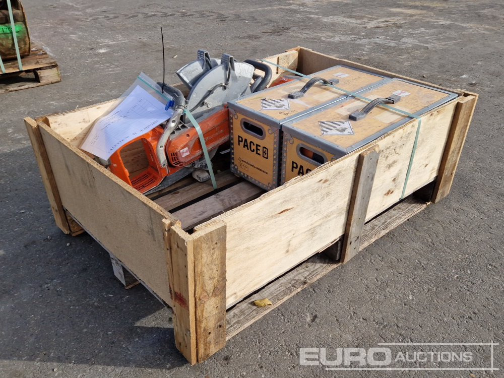 Pallet of Husqvarna Quick Cut Saws, Battery Power Kit - Aszfaltozó gép: 1 kép. Pallet of Husqvarna Quick Cut Saws, Battery Power Kit - Aszfaltozó gép: 1 kép.