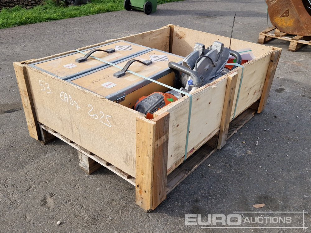 Pallet of Husqvarna Quick Cut Saws, Battery Power Kit - Aszfaltozó gép: 3 kép. Pallet of Husqvarna Quick Cut Saws, Battery Power Kit - Aszfaltozó gép: 3 kép.