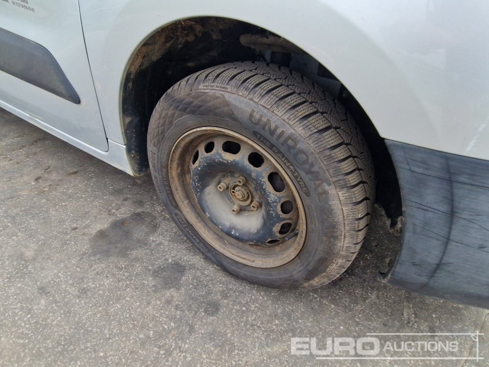 Kis furgon Peugeot Partner: 8 kép.