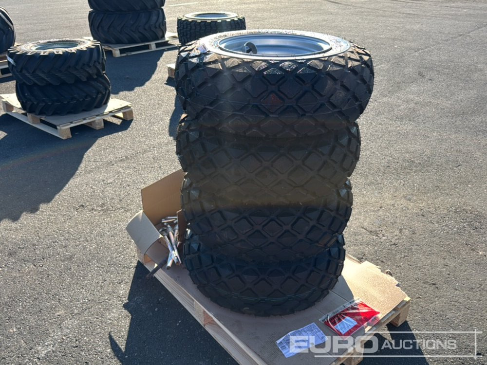 Unused Cultor 10.0/75-15.3 Tyre & Rim (4 of) - Gumiabroncs: 2 kép. Unused Cultor 10.0/75-15.3 Tyre & Rim (4 of) - Gumiabroncs: 2 kép.