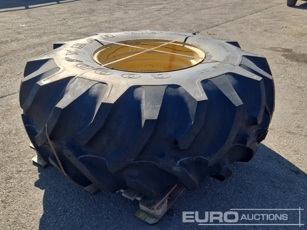 Unused Goodyear 23.1-26 Tyre with Rim to suit CAT Roller - Gumiabroncs: 2 kép. Unused Goodyear 23.1-26 Tyre with Rim to suit CAT Roller - Gumiabroncs: 2 kép.