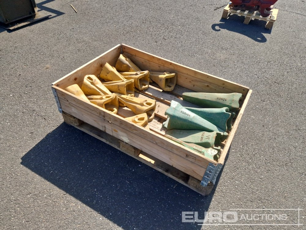 Unused Pallet of Assorted Bucket Teeth - Kanál: 1 kép. Unused Pallet of Assorted Bucket Teeth - Kanál: 1 kép.