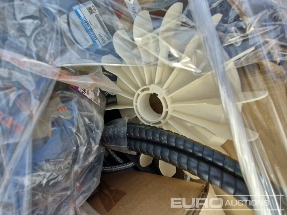 Unused Pallet of Assorted Spare Parts, Hitachi, Fuchs, Deutz - Motor: 3 kép. Unused Pallet of Assorted Spare Parts, Hitachi, Fuchs, Deutz - Motor: 3 kép.