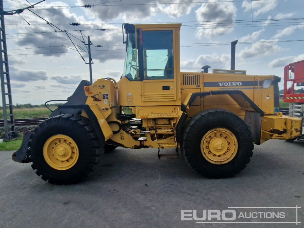 Volvo L90C - Gumikerekes homlokrakodó: 2 kép. Volvo L90C - Gumikerekes homlokrakodó: 2 kép.