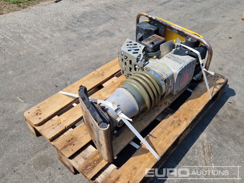 Wacker Neuson Compaction Rammer - Aszfaltozó gép: 3 kép. Wacker Neuson Compaction Rammer - Aszfaltozó gép: 3 kép.