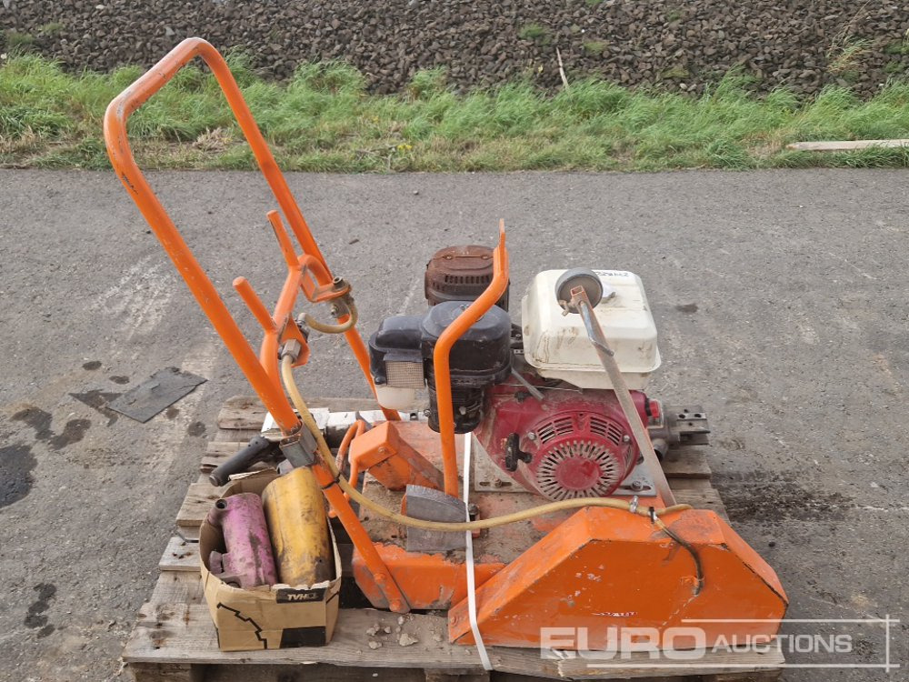 Walk Behind Asphalt Saw, Pneumatic Breaker + Spares - Aszfaltozó gép: 1 kép. Walk Behind Asphalt Saw, Pneumatic Breaker + Spares - Aszfaltozó gép: 1 kép.