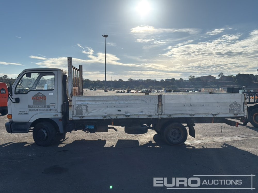 1999 Nissan Cabstar - Platós teherautó: 2 kép. 1999 Nissan Cabstar - Platós teherautó: 2 kép.