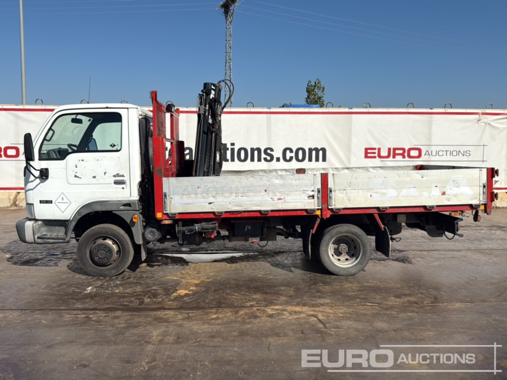 2004 Nissan Cabstar - Platós teherautó: 2 kép. 2004 Nissan Cabstar - Platós teherautó: 2 kép.