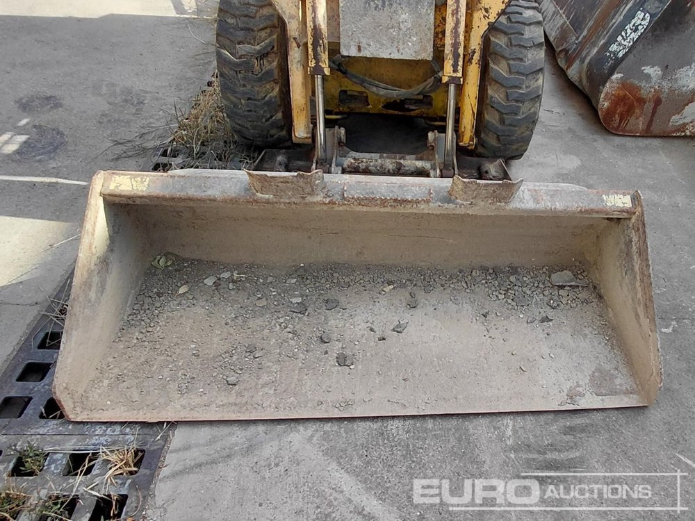 2006 Gehl SL4240 - Mini homlokrakodó: 4 kép. 2006 Gehl SL4240 - Mini homlokrakodó: 4 kép.