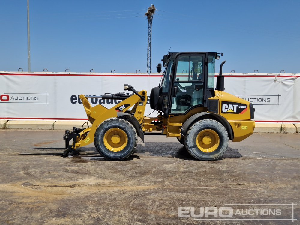 2010 CAT 908H - Gumikerekes homlokrakodó: 2 kép. 2010 CAT 908H - Gumikerekes homlokrakodó: 2 kép.