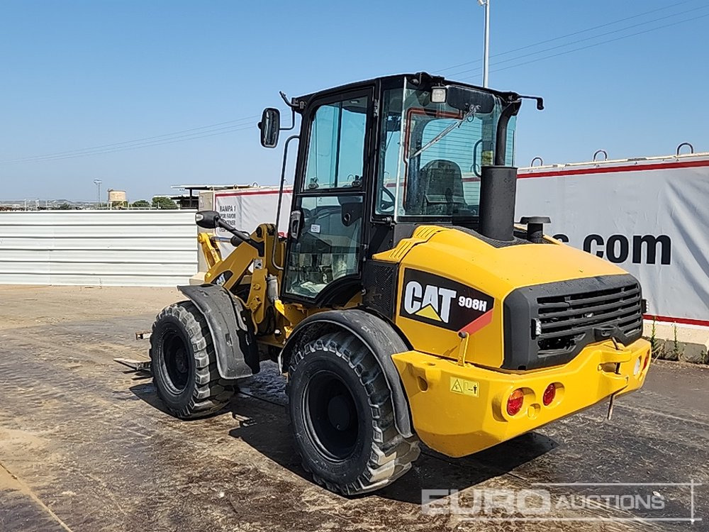 2010 CAT 908H - Gumikerekes homlokrakodó: 3 kép. 2010 CAT 908H - Gumikerekes homlokrakodó: 3 kép.