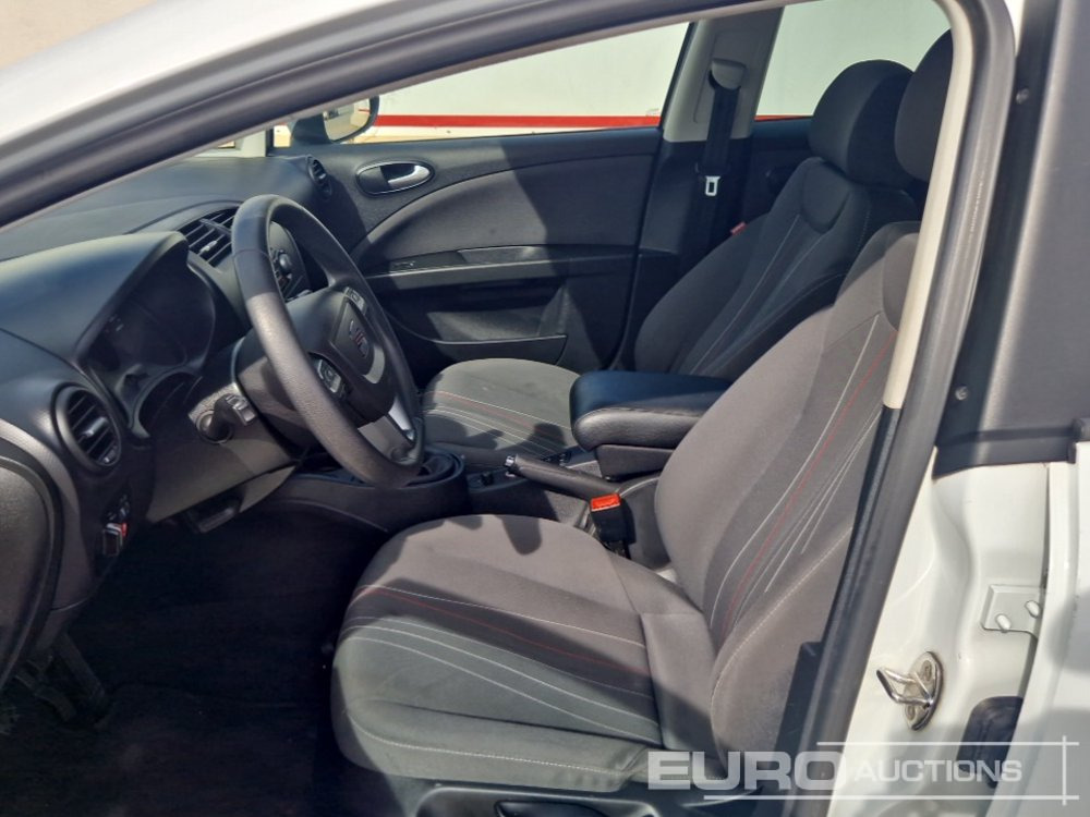 Autó 2012 Seat Leon: 16 kép.
