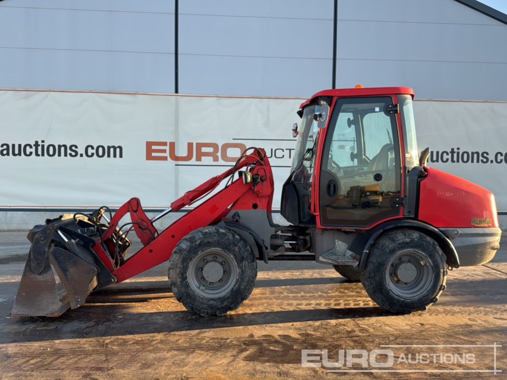 2013 JCB 406 B - Gumikerekes homlokrakodó: 2 kép. 2013 JCB 406 B - Gumikerekes homlokrakodó: 2 kép.