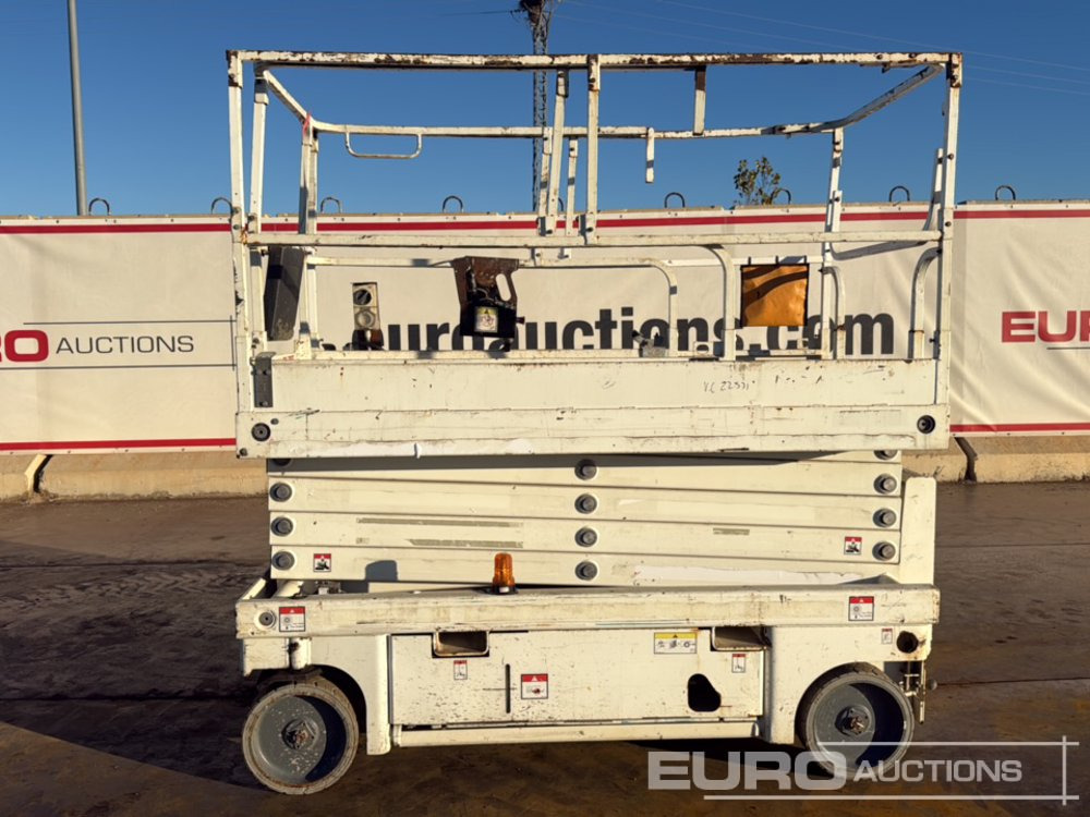 2014 Haulotte Compact 12 - Ollós emelő: 2 kép. 2014 Haulotte Compact 12 - Ollós emelő: 2 kép.