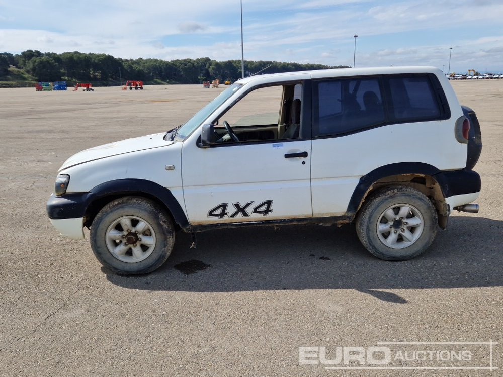 2002 Nissan Terrano II - Építőipari gépek: 2 kép. 2002 Nissan Terrano II - Építőipari gépek: 2 kép.