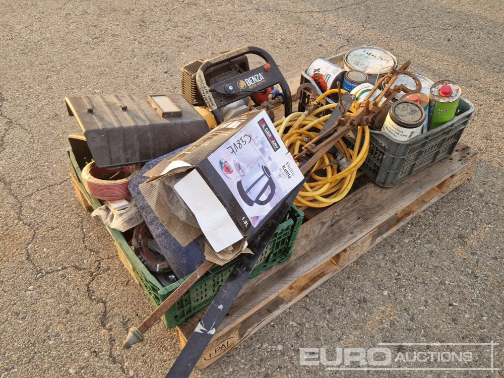 Pallet of Welding Machine, Welding Masks, Generator, Tubs of Paint - Építőipari berendezések: 2 kép. Pallet of Welding Machine, Welding Masks, Generator, Tubs of Paint - Építőipari berendezések: 2 kép.