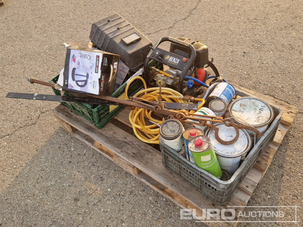 Pallet of Welding Machine, Welding Masks, Generator, Tubs of Paint - Építőipari berendezések: 1 kép. Pallet of Welding Machine, Welding Masks, Generator, Tubs of Paint - Építőipari berendezések: 1 kép.